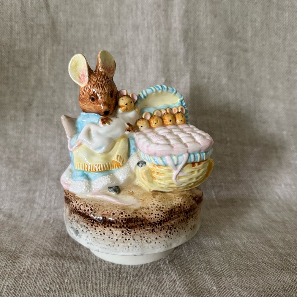 vintage 70s Schmid Hunca Munca Beatrix Potter music box - Picture 2 of 8